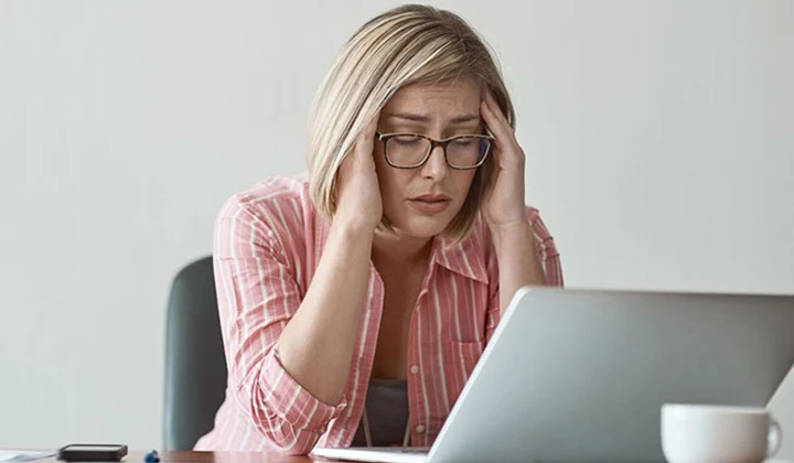 Gestresste Frau am PC Gestresste Frau am PC