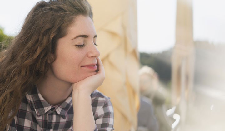 Entspannte Frau  Darmbakterien aufbauen für das Wohlbefinden