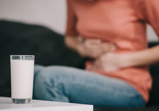Frau mit Laktoseintoleranz   Blähungen durch Unverträglichkeiten