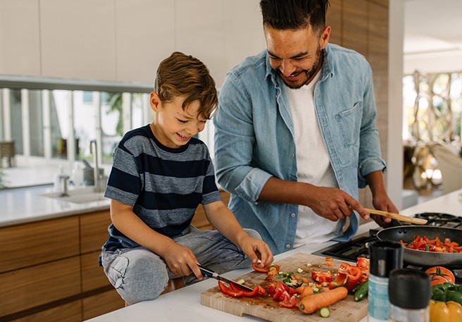 Vater und Sohn kochen Schonkost unterstützt die Verdauung
