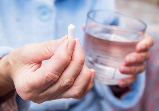 Frau nimmt Antibiotika Bei Antibiotika droht Durchfall