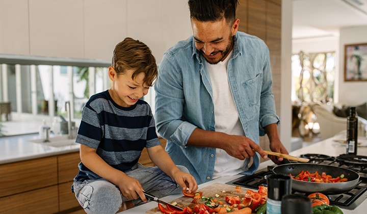 Vater und Sohn kochen Schonkost unterstützt die Verdauung