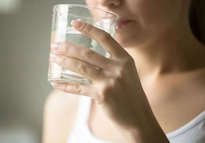 Frau mit Wasserglas Viel trinken als Ernährungstipp