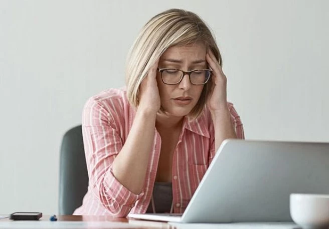 Gestresste Frau am PC Gestresste Frau am PC